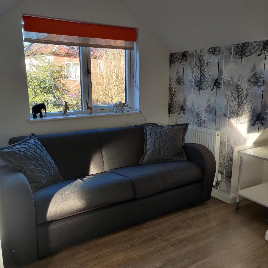 Delightful & Picturesque Modern Detached Apartment, Next To Chester Zoo, Near Park And Ride To City Centre Esterno foto
